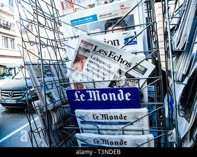 Paris, Frankreich - 29 Mar 2019: Zeitungskiosk kiosk drücken Sie verkaufen mit älterer männlichen Hand kaufen spätestens mit der vorderen Abdeckung Stockfoto