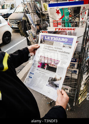 Paris, Frankreich - 29 Mar 2019: Zeitungskiosk kiosk drücken Sie verkaufen mit älterer männlichen Hand kaufen spätestens mit der vorderen Abdeckung Stockfoto