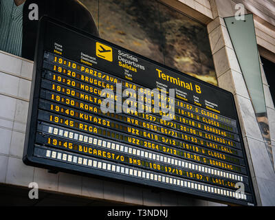 Barcelona, Spanien - Jun 4, 2018: Low Angle View der modernen elektronischen Abflug board mit Zeitplan und Flüge diverse International Airways Ziel in Paris, Brüssel, Moskau, Malta, Kutaisi, Riga, Bukarest Stockfoto