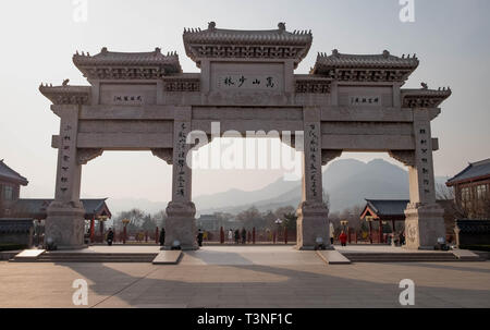 Dengfeng, Henan/China - Januar 20, 2019: Der Haupteingang des Shaolin Tempels. Vor der Shaolin. Shaolin Tempel am Songshan Berg. Stockfoto