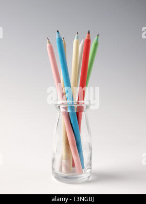 Bunte Bleistifte in einer Glasflasche. Stockfoto