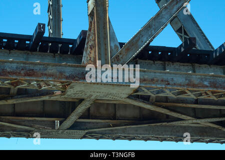 SHREVEPORT, LA, USA - April 9, 2019: Diese Brücke wurde ursprünglich von Illinois Central Railroad gebaut, aber ist jetzt Teil der Kansas City Southern sy Stockfoto