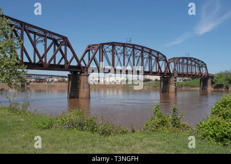 SHREVEPORT, LA, USA - April 9, 2019: Diese Brücke wurde ursprünglich von Illinois Central Railroad gebaut, aber ist jetzt Teil der Kansas City Southern sy Stockfoto