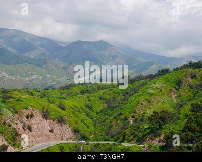 In Ojai Valley von oben mit dem Auto auf der Straße unten und üppigen Grün der Berge, Ventura County, Kalifornien, USA. Stockfoto