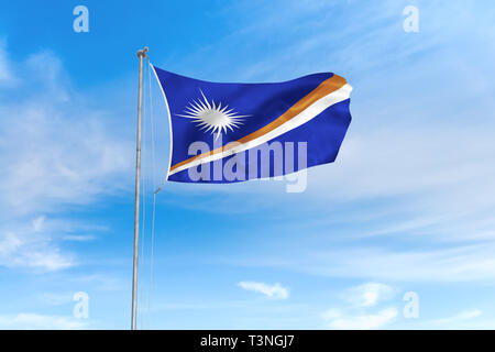 Marshall Inseln Flagge weht im Wind über blauen Himmel Hintergrund Stockfoto