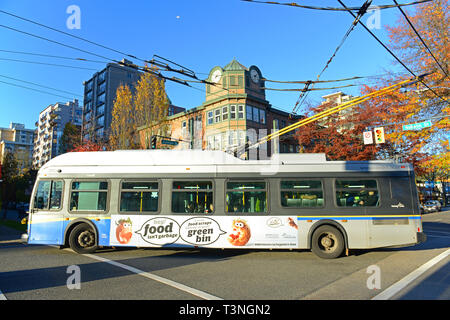 Vancouver Trolley Bus Route 5 auf der Denman Street in der Innenstadt von Vancouver, British Columbia, Kanada. Stockfoto