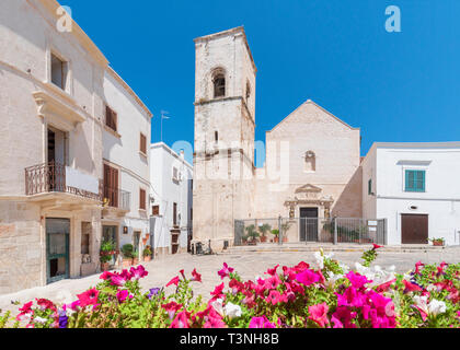 Zentraler Platz und Matriarchale Kirche (Chiesa Matrice) in Polignano a Mare, Apulien, Italien Stockfoto