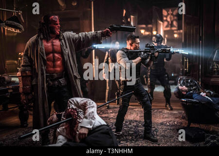 RELEASE DATE: April 12, 2019 TITEL: Hellboy Studio: SUNFILM Entertainment Regie: Neil Marshall PLOT: Auf der Graphic Novels von Mike Mignola, Hellboy, zwischen den Welten des Übernatürlichen und menschlichen gefangen, Schlachten eine alte Zauberin auf Rache. In den Hauptrollen: Daniel TAG KIM als Ben Daimio, SASHA LANE als Alice Monoghan, DAVID HARBOUR als Hellboy. (Bild: © lionsgate/Entertainment Bilder) Stockfoto