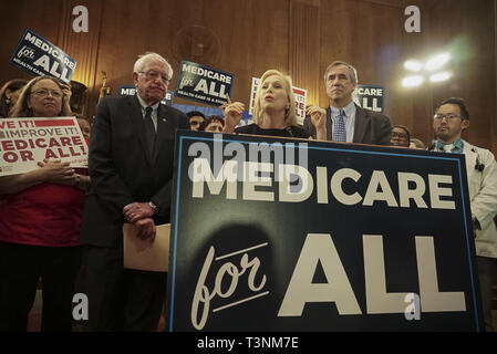 Washington DC, USA. 10 Apr, 2019. Senator Kirsten Gillibrand (Demokrat von New York), Mitte, Joins US-Senator Bernie Sanders (Unabhängiger von Vermont), links, und US-Senator Ed Markey (Demokrat aus Massachusetts), rechts, wie Sanders kündigt er eine neue Version seines 'Medicare für Alle'' Plan auf einer Pressekonferenz auf dem Capitol Hill in Washington DC am 10. April 2019 eingeführt hat. Die Sanders Plan wird Job ersetzen und die private Krankenversicherung mit einem Plan der Regierung, die garantiert Abdeckung, einschließlich Langzeitpflege, für alle Bürger. Credit: Stefani Re Credit: ZUMA Press, Inc./Alamy Live Neue Stockfoto