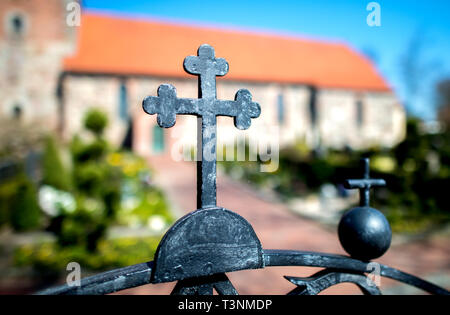 Vechta, Deutschland. 09 Apr, 2019. Kreuze am Eisernen Tor auf dem Friedhof der St. Mary's Kirche in Oythe. Credit: Hauke-Christian Dittrich/dpa/Alamy leben Nachrichten Stockfoto