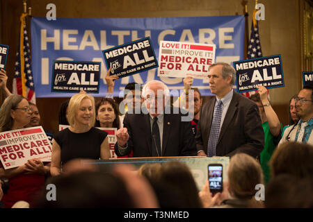 United States Senator Bernie Sanders (Unabhängiger von Vermont), Center, kündigt er eine neue Version seines "Medicare für alle "Plan auf einer Pressekonferenz auf dem Capitol Hill in Washington DC am 10. April 2019 eingeführt hat. Er ist gemeinsam mit US-Senator Kirsten Gillibrand (Demokrat von New York), links, und US-Senator Edward Markey (Demokrat aus Massachusetts), rechts. Die Sanders Plan wird Job ersetzen und die private Krankenversicherung mit einem Plan der Regierung, die garantiert Abdeckung, einschließlich Langzeitpflege, für alle Bürger. Credit: Stefani Reynolds/CNP | Verwendung weltweit Stockfoto