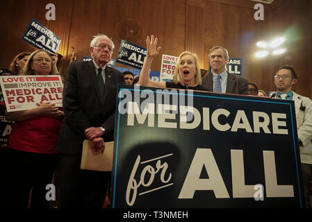 United States Senator Kirsten Gillibrand (Demokrat von New York), Mitte, Joins US-Senator Bernie Sanders (Unabhängiger von Vermont), links, und US-Senator Ed Markey (Demokrat aus Massachusetts), rechts, wie Sanders kündigt er eine neue Version seines "Medicare für alle "Plan auf einer Pressekonferenz auf dem Capitol Hill in Washington DC am 10. April 2019 eingeführt hat. Die Sanders Plan wird Job ersetzen und die private Krankenversicherung mit einem Plan der Regierung, die garantiert Abdeckung, einschließlich Langzeitpflege, für alle Bürger. Credit: Stefani Reynolds/CNP | Verwendung weltweit Stockfoto