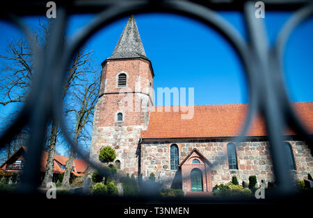 Vechta, Deutschland. 09 Apr, 2019. Die Kirche St. Maria in der Oythe Viertel, durch das Eingangstor zum Friedhof aufgezeichnet. Credit: Hauke-Christian Dittrich/dpa/Alamy leben Nachrichten Stockfoto