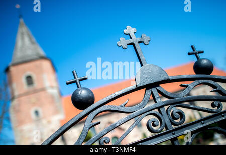 Vechta, Deutschland. 09 Apr, 2019. Kreuze am Eisernen Tor auf dem Friedhof der St. Mary's Kirche in Oythe. Credit: Hauke-Christian Dittrich/dpa/Alamy leben Nachrichten Stockfoto