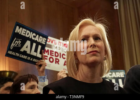 Washington DC, USA. 10 Apr, 2019. United States Senator Kirsten Gillibrand (Demokrat von New York) verbindet uns Senator Bernie Sanders (Unabhängiger von Vermont) als er verkündet, daß er eine neue Version seines "Medicare für alle "Plan auf einer Pressekonferenz auf dem Capitol Hill in Washington DC am 10. April 2019 eingeführt hat. Die Sanders Plan wird Job ersetzen und die private Krankenversicherung mit einem Plan der Regierung, die garantiert Abdeckung, einschließlich Langzeitpflege, für alle Bürger. Credit: Stefani Reynolds/CNP | Verwendung der weltweiten Kredit: dpa/Alamy leben Nachrichten Stockfoto