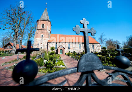 Vechta, Deutschland. 09 Apr, 2019. Kreuze am Eisernen Tor auf dem Friedhof der St. Mary's Kirche in Oythe. Credit: Hauke-Christian Dittrich/dpa/Alamy leben Nachrichten Stockfoto