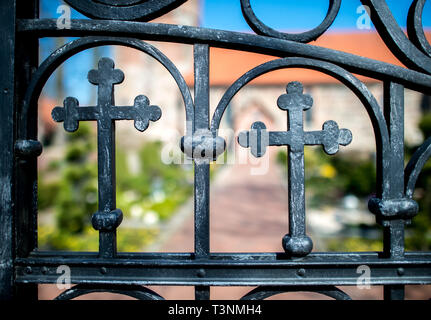 Vechta, Deutschland. 09 Apr, 2019. Kreuze am Eisernen Tor auf dem Friedhof der St. Mary's Kirche in Oythe. Credit: Hauke-Christian Dittrich/dpa/Alamy leben Nachrichten Stockfoto