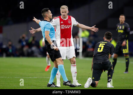 Amsterdam, Niederlande. 10 Apr, 2019. Stadium Johan Cruyffarena. Champions League Viertelfinale Hinspiel Ajax - Juventus, Schiedsrichter Carlos del Cerro Grande, Ajax-player Donny van de Beek und Juventus Spieler Miralem Steeves während des Spiels Ajax - Juventus. Credit: Pro Schüsse/Alamy leben Nachrichten Stockfoto