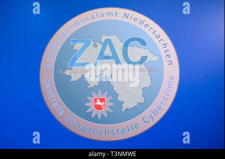 Hannover, Deutschland. 01 Apr, 2019. Das Logo der zentrale Anlaufstelle der Cyberkriminalität ZAC können am Stand der Behörde auf der Hannover Messe zu sehen. Credit: Christophe Kirschtorte/dpa/Alamy leben Nachrichten Stockfoto