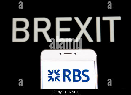 Hong Kong. 5 Apr, 2019. In diesem Foto Illustration einer multinationalen Bank- und Finanzdienstleistungen Unternehmens die Royal Bank of Scotland RBS-Logo ist auf ein Android mobile Gerät mit einem Brexit Nachricht im Hintergrund zu sehen. Credit: Budrul Chukrut/SOPA Images/ZUMA Draht/Alamy leben Nachrichten Stockfoto