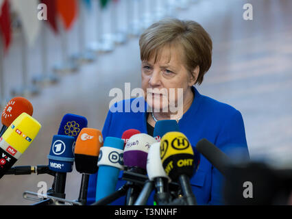 10 April 2019, Belgien, Brüssel: Bundeskanzlerin Angela Merkel (CDU) spricht mit Journalisten bei Ankunft auf dem EU-Sondergipfel am Brexit. Kurz vor dem Beginn der EU-Sondergipfel zur Brexit, eine neue Verschiebung Der britische Rückzug aus der EU erkennbar geworden. Foto: Thierry Monasse/dpa Stockfoto