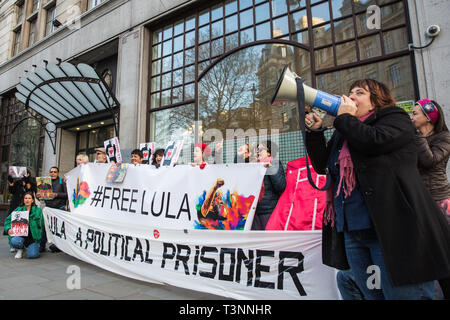 London, Großbritannien. 10. April 2019. Aktivisten aus der Freien Lula Internationale Komitee Protest außerhalb der Brasilianischen Botschaft die Freilassung des ehemaligen Präsidenten Lula zu verlangen, seine Inhaftierung als politischer Gefangener zu denunzieren, und die Betriebsart, in der er von Präsident Bolsonaro ersetzt wurde und die internationale Gemeinschaft an Kundgebungen der Solidarität mit Lula und das brasilianische Volk zu beteiligen. Credit: Mark Kerrison/Alamy leben Nachrichten Stockfoto