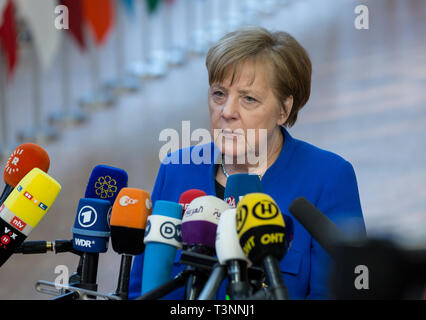 10 April 2019, Belgien, Brüssel: Bundeskanzlerin Angela Merkel (CDU) spricht mit Journalisten bei Ankunft auf dem EU-Sondergipfel am Brexit. Kurz vor dem Beginn der EU-Sondergipfel zur Brexit, eine neue Verschiebung Der britische Rückzug aus der EU erkennbar geworden. Foto: Thierry Monasse/dpa Stockfoto