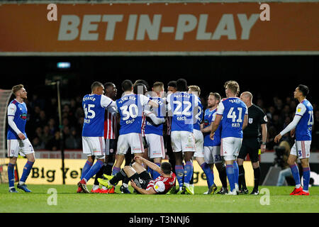 London, Großbritannien. 10 Apr, 2019. Lukas Kammern von Ipswich Town und Julian Jeanvier von Brentford Platz während der efl Sky Bet Championship Match zwischen Brentford und Ipswich Town bei Griffin Park, London, England am 10. April 2019. Foto von Carlton Myrie. Nur die redaktionelle Nutzung, eine Lizenz für die gewerbliche Nutzung erforderlich. Keine Verwendung in Wetten, Spiele oder einer einzelnen Verein/Liga/player Publikationen. Credit: UK Sport Pics Ltd/Alamy leben Nachrichten Stockfoto