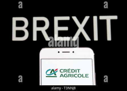 Hong Kong. 5 Apr, 2019. In diesem Foto, Illustration, Welten größte Genossenschaftliche Kreditinstitut Crédit Agricole Logo auf einem Android mobile Gerät mit einem Brexit Nachricht im Hintergrund zu sehen ist. Credit: Budrul Chukrut/SOPA Images/ZUMA Draht/Alamy leben Nachrichten Stockfoto