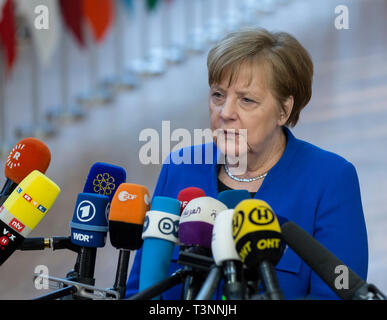 10 April 2019, Belgien, Brüssel: Bundeskanzlerin Angela Merkel (CDU) spricht mit Journalisten bei Ankunft auf dem EU-Sondergipfel am Brexit. Kurz vor dem Beginn der EU-Sondergipfel zur Brexit, eine neue Verschiebung Der britische Rückzug aus der EU erkennbar geworden. Foto: Thierry Monasse/dpa Stockfoto