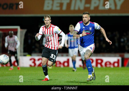 London, Großbritannien. 10 Apr, 2019. Während der EFL Sky Bet Championship Match zwischen Brentford und Ipswich Town bei Griffin Park, London, England am 10. April 2019. Foto von Carlton Myrie. Nur die redaktionelle Nutzung, eine Lizenz für die gewerbliche Nutzung erforderlich. Keine Verwendung in Wetten, Spiele oder einer einzelnen Verein/Liga/player Publikationen. Credit: UK Sport Pics Ltd/Alamy leben Nachrichten Stockfoto