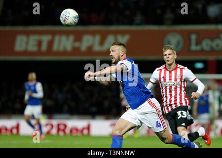 London, Großbritannien. 10 Apr, 2019. Während der EFL Sky Bet Championship Match zwischen Brentford und Ipswich Town bei Griffin Park, London, England am 10. April 2019. Foto von Carlton Myrie. Nur die redaktionelle Nutzung, eine Lizenz für die gewerbliche Nutzung erforderlich. Keine Verwendung in Wetten, Spiele oder einer einzelnen Verein/Liga/player Publikationen. Credit: UK Sport Pics Ltd/Alamy leben Nachrichten Stockfoto