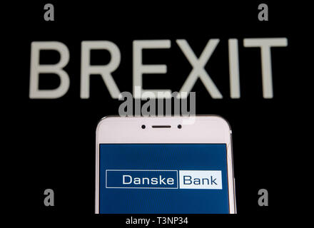 Hong Kong. 5 Apr, 2019. In diesem Foto Illustration eine dänische Danske Bank Logo ist auf ein Android mobile Gerät mit einem Brexit Nachricht im Hintergrund zu sehen. Credit: Budrul Chukrut/SOPA Images/ZUMA Draht/Alamy leben Nachrichten Stockfoto