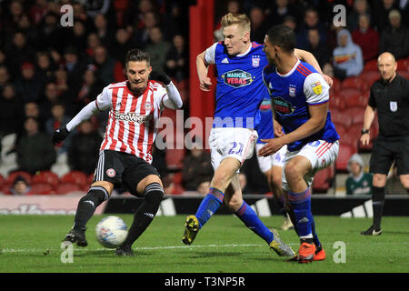 London, Großbritannien. 10 Apr, 2019. Sagte Benrahma von Brentford (L) nimmt einen Schuß am Ziel. EFL Skybet championship Match, Brentford v Ipswich Town bei Griffin Park am Mittwoch, den 10. April 2019. Dieses Bild dürfen nur für redaktionelle Zwecke verwendet werden. Nur die redaktionelle Nutzung, eine Lizenz für die gewerbliche Nutzung erforderlich. Keine Verwendung in Wetten, Spiele oder einer einzelnen Verein/Liga/player Publikationen. pic von Steffan Bowen/Andrew Orchard sport Fotografie/Alamy Live news Credit: Andrew Orchard sport Fotografie/Alamy leben Nachrichten Stockfoto