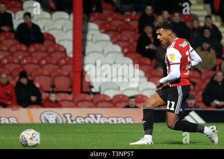 London, Großbritannien. 10 Apr, 2019. Ollie Watkins von Brentford nimmt einen Schuß am Ziel. EFL Skybet championship Match, Brentford v Ipswich Town bei Griffin Park am Mittwoch, den 10. April 2019. Dieses Bild dürfen nur für redaktionelle Zwecke verwendet werden. Nur die redaktionelle Nutzung, eine Lizenz für die gewerbliche Nutzung erforderlich. Keine Verwendung in Wetten, Spiele oder einer einzelnen Verein/Liga/player Publikationen. pic von Steffan Bowen/Andrew Orchard sport Fotografie/Alamy Live news Credit: Andrew Orchard sport Fotografie/Alamy leben Nachrichten Stockfoto