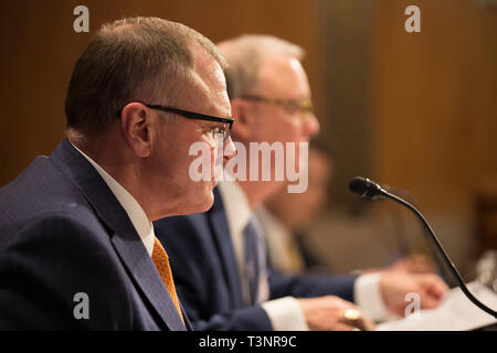 Washington, Vereinigte Staaten von Amerika. 10 Apr, 2019. Vorsitzender des National Transportation Safety Board Robert Sumwalt hört während der US-Senat Unterausschuss für Transport und Sicherheit Anhörung auf dem Capitol Hill in Washington, DC am 10. April 2019. Credit: Stefani Reynolds/CNP | Verwendung der weltweiten Kredit: dpa/Alamy leben Nachrichten Stockfoto