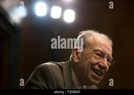 Us-Senator Charles Grassley (Republikaner von Iowa) vor dem Zeugnis von Carlos Monje, Junior, der Direktor der öffentlichen Politik und Philanthropie an Twitter, und Neil Potts, der Politische Direktor bei Facebook, auf dem Capitol Hill in Washington DC am 10. April 2019. Credit: Stefani Reynolds/CNP | Verwendung weltweit Stockfoto
