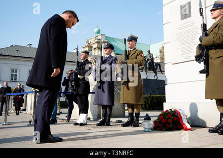 Warschau, Polen. 10 Apr, 2019. Der polnische Präsident Andrzej Duda besucht eine Zeremonie am Lech Kaczynski Denkmal in Warschau, Polen, 10. April 2019. Die polnischen Politiker sind führende im gesamten Mittwoch eine Reihe von Gedenkveranstaltungen zum neunten Jahrestag des Flugzeugabsturzes in Smolensk, die 96 Personen, darunter der ehemalige polnische Präsident Lech Kaczynski ums Leben zu markieren. Credit: Jaap Arriens/Xinhua/Alamy leben Nachrichten Stockfoto