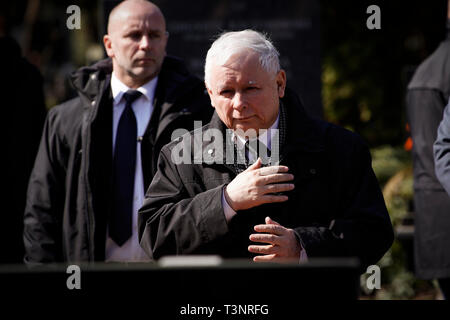 Warschau, Polen. 10 Apr, 2019. Führer der Regierungspartei Recht und Gerechtigkeit (PiS), Jaroslaw Kaczynski (Vorne) zahlt seinen Respekt bei den Gräbern von Smolensk Opfer in Warschau, Polen, 10. April 2019. Die polnischen Politiker sind führende im gesamten Mittwoch eine Reihe von Gedenkveranstaltungen zum neunten Jahrestag des Flugzeugabsturzes in Smolensk, die 96 Personen, darunter der ehemalige polnische Präsident Lech Kaczynski ums Leben zu markieren. Credit: Jaap Arriens/Xinhua/Alamy leben Nachrichten Stockfoto