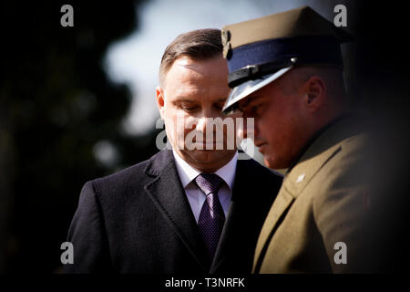 Warschau, Polen. 10 Apr, 2019. Der polnische Präsident Andrzej Duda (L) nimmt an einer Zeremonie am Lech Kaczynski Denkmal in Warschau, Polen, 10. April 2019. Die polnischen Politiker sind führende im gesamten Mittwoch eine Reihe von Gedenkveranstaltungen zum neunten Jahrestag des Flugzeugabsturzes in Smolensk, die 96 Personen, darunter der ehemalige polnische Präsident Lech Kaczynski ums Leben zu markieren. Credit: Jaap Arriens/Xinhua/Alamy leben Nachrichten Stockfoto