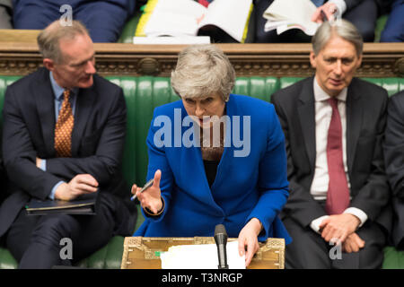 London, Großbritannien. 10 Apr, 2019. Der britische Premierminister Theresa May (C) nimmt an den Fragen des Ministerpräsidenten am Unterhaus in London, Großbritannien, 10. April 2019. Die Staats- und Regierungschefs der 27 Mitgliedstaaten der Europäischen Union haben sich zu einer Verlängerung der Brexit, des Präsidenten des Europäischen Rates Donald Tusk sagte auf Twitter Mittwoch Nacht. Credit: britische Parlament/Mark Duffy/Xinhua/Alamy leben Nachrichten Stockfoto