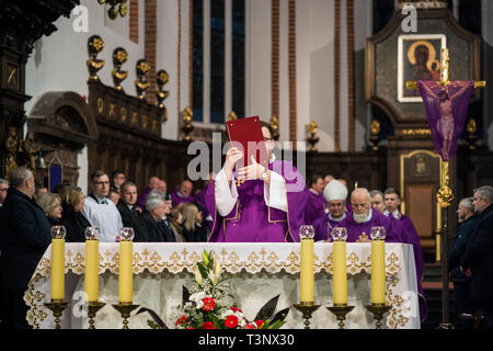 Der Bischof gesehen führt die Messe in der St. Johannes der Täufer während der Jahrestag Stockfoto