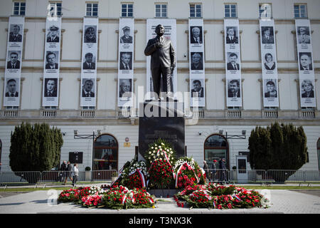 Kränze aus Blumen unter dem Denkmal von Präsident Lech Kaczynski gesehen, während das Jubiläum. Der 9. Jahrestag der 2010 Smolensk Flugzeugkatastrophe. Am 10. April 2010, Präsident Lech Kaczynski, seine Frau und Dutzende von hohen Regierungsbeamten und militärischen Befehlshaber tragisch in der Flugzeugkatastrophe bei Smolensk starb, westlichen Russland. Stockfoto