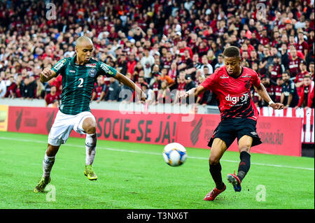 PR - Curitiba - 10/04/2019 - 2019 Atlético Paranaense PR x Coritiba - Vitinho, Atlético - PR-player Wettbewerbe Angebot mit Savio, coritiba Spieler während des Spiels in der Arena da baixada Stadium für die Landesmeisterschaft 2019 Foto: Jason Silva/AGIF Stockfoto