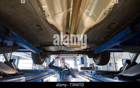 Hannover, Deutschland. 10 Apr, 2019. Ein Mitarbeiter vom TÜV Nord überprüft ein Skoda Octavia mit einem TDI-Dieselmotor als Teil einer HU Hauptuntersuchung. Credit: Julian Stratenschulte/dpa/Alamy leben Nachrichten Stockfoto