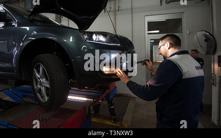 Hannover, Deutschland. 10 Apr, 2019. Ein Mitarbeiter von TÜV Nord prüft das Beleuchtungssystem eines Skoda Octavia mit TDI-Dieselmotor als Teil einer allgemeinen Inspektion. Credit: Julian Stratenschulte/dpa/Alamy leben Nachrichten Stockfoto