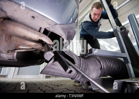 Hannover, Deutschland. 10 Apr, 2019. Ein Mitarbeiter vom TÜV Nord überprüft ein Skoda Octavia mit TDI-Dieselmotor als Teil eines AU Emissionen prüfen. Credit: Julian Stratenschulte/dpa/Alamy leben Nachrichten Stockfoto