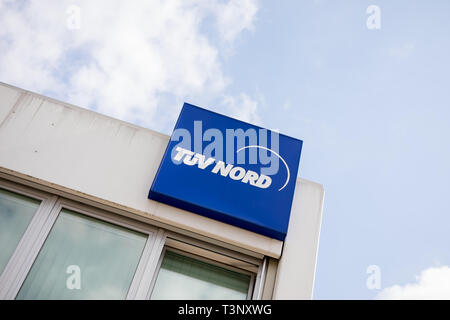 Hannover, Deutschland. 10 Apr, 2019. Der TÜV Nord Logo kann auf den Bau einer TÜV-Station gelesen werden. Credit: Moritz Frankenberg/dpa/Alamy leben Nachrichten Stockfoto