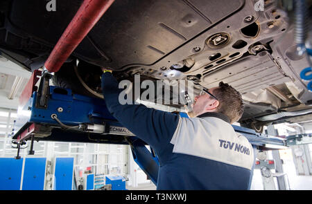 Hannover, Deutschland. 10 Apr, 2019. Ein Mitarbeiter vom TÜV Nord überprüft ein Skoda Octavia mit einem TDI-Dieselmotor als Teil einer HU Hauptuntersuchung. Credit: Julian Stratenschulte/dpa/Alamy leben Nachrichten Stockfoto