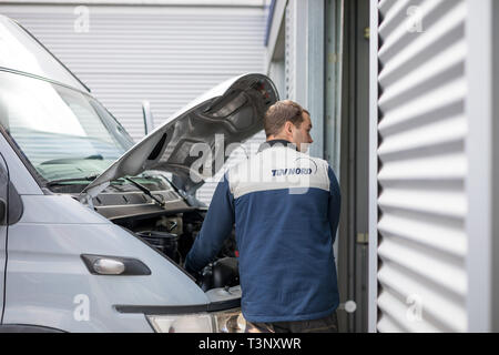 Hannover, Deutschland. 10 Apr, 2019. Ein Mitarbeiter von TÜV Nord steht neben einem Fahrzeug während einer HU Hauptuntersuchung. Credit: Moritz Frankenberg/dpa/Alamy leben Nachrichten Stockfoto